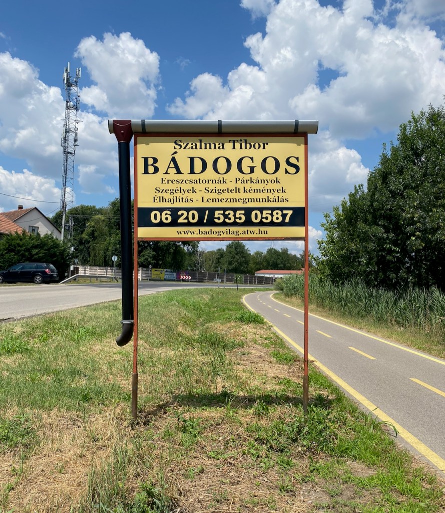 A bádogos táblája a Szeged-Ópusztaszer kerékpárúton, Sándorfalva előtt