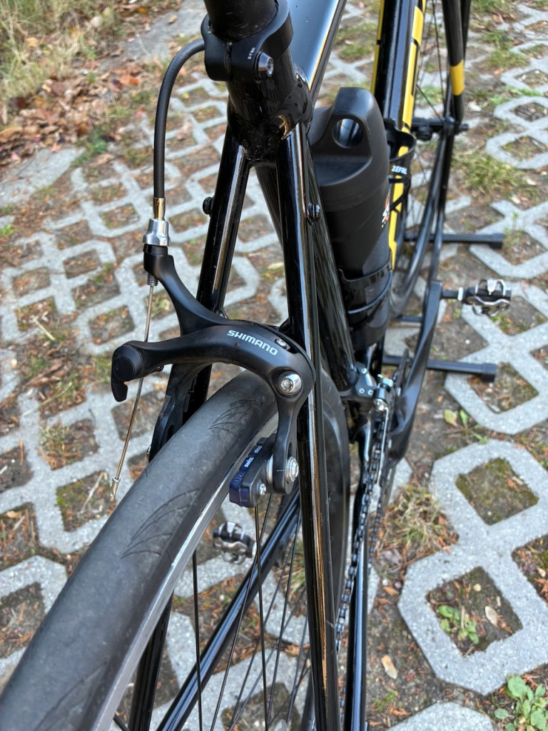 Kicserélt hátsó fék a Trek Domane AL2 kerékpáron