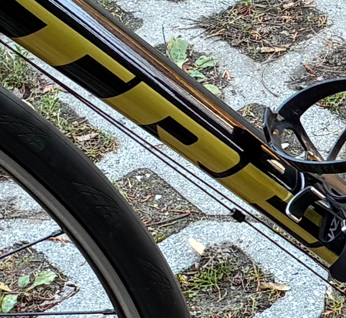 Külső kábelvezetés a Trek Domane AL2-n